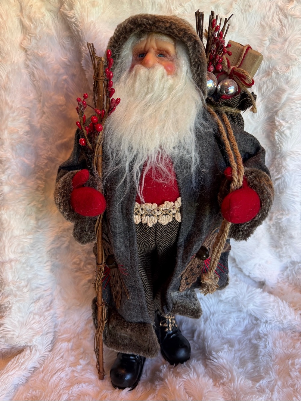 Source Unknown Holiday Santa Figurine in Red & Gray